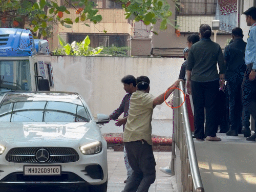 अरबाज खान की बेटी की पहली झलक आई सामने:अपनी नन्हीं परी को सीने से लगाए नजर आए एक्टर, कैमरों से बचती दिखीं पत्नी शूरा खान