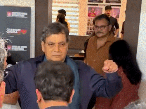 रणबीर कपूर पहुंचे सुभाष घई के फिल्म इंस्टीट्यूट:पैर छूकर आशीर्वाद लिया, गुरु-शिष्य वाला पल देख भावुक हुए लोग