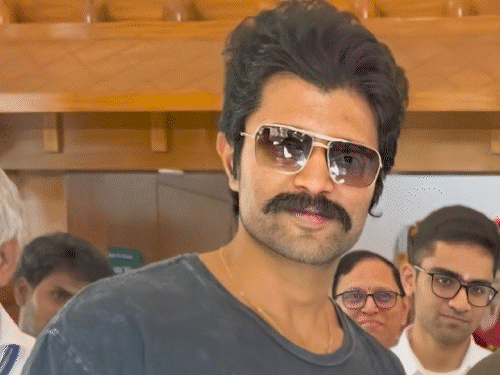 सगाई की खबरों के बीच अंगूठी पहने दिखे विजय देवरकोंडा:परिवार संग पहुंचे साईं बाबा के समाधि स्थल; फरवरी में रश्मिका से हो सकती है शादी