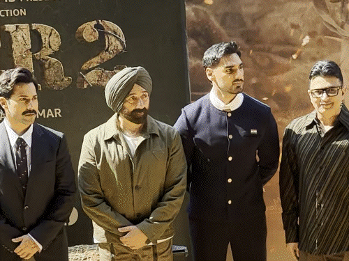 बॉर्डर-2 में बेटे को देख भावुक हुए सुनील शेट्टी:इंस्टाग्राम पर इमोशनल नोट लिखा, कहा- तुम्हें वर्दी में देख पुरानी यादें ताजा हो गईं