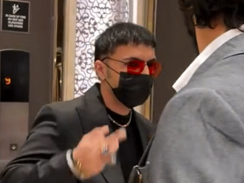 दिशा के रूमर्ड बॉयफ्रेंड ने मीडिया को दिखाई मिडिल फिंगर:नूपुर सेनन के रिसेप्शन में कैमरे से बचते दिखे तलविंदर, पार्टी से साथ निकलने दोनों